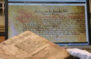Der Landammanns-Eid: Einmal im Original als Teil des «Silbernen Landbuchs» und einmal in digitalisierter Form auf e-codices.ch. (Bilder: maj)
