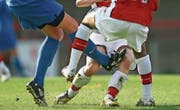 Eine Attacke gegen das Knie des Gegenspielers kommt einen Breitensport-Goalie des FC Wil teuer zu stehen. (Bild: Themenbild: Getty)