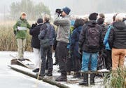 Cilia Besançon, Präsidentin des Natur- und Vogelschutzvereins Neunforn, mit den Delegierten am Barchetsee. (Bild: Sonja Peis)