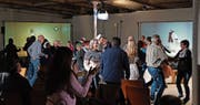 Premiere als Fest: Spieler und Zuschauer tanzen in den Abend nach «Beine baumeln himmelwärts». (Bild: Dieter Langhart)