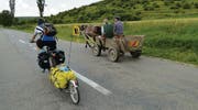 Vorbei an einem Pferdefuhrwerk. Autos haben Ursula und Daniel Keller während ihrer Reise ans Schwarze Meer nur selten gesehen. (Bild: zVg)