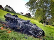 Das Auto brannte nach dem Unfall komplett aus. (Bild: Freuds (AP))