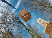 Der Kran hievt ein Holzmodul auf die anderen. (Bild: PD)