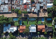 Die Kluft zwischen Arm und Reich wird immer tiefer – diese Grenze zwischen einer reichen und einer armen Nachbarschaft in Argentinien zeigt dies eindrücklich. (Bild: Natacha Pisarenko/AP (Buenos Aires, 12. April 2003))