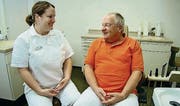 Marcel Cuendet übergibt die Zahnarztpraxis seiner Tochter Nicole. (Bild: Res Lerch)