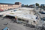 Das Baufeld neben dem Hamel, wo HRS ein 50-Zimmer-Hotel als Ersatz für das Metropol am See (im Hintergrund) realisieren will. HRS will nicht, dass es wegen drohender Rechtsverfahren jahrelang eine Brache bleibt. Und prüft für diesen Fall einen neuen Standort. (Bild: Max Eichenberger)