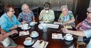 Bei Kaffee und Kuchen genoss die Theatergruppe Silberfüchse den Blick auf Zürich. (Bild: PD)