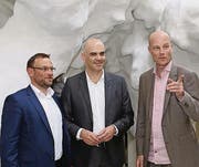 Bundesrat Alain Berset mit Andy Böckli und Martin Joos, Geschäftsführer der Adunic, an der 15. Biennale Architektur in Venedig. (Bild: ky/Niklaus Strauss)