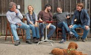 Das Gleis-5-Team vor ihrer Werkstatt: Joe Fenner, Rahel Wohlgensinger, Giuseppe Spina, Noce Noseda und Simon Engeli. (Bild: Dieter Langhart)