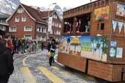 Die Mottowagen waren wertvolle Umzugsteilnehmer, hatten aber betreffend der Musik-Lautstärke Rücksicht auf die schwächeren Teilnehmer und auf die Zuschauer zu nehmen. (Bild: Elke Schwizer)