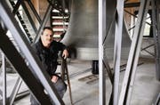 Techniker Martin Meister zeigte sich beim Einbau der Schlagunterbrecher von der Stundenglocke beeindruckt. (Bild: Meinrad Schade)