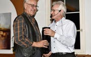 Imker Niklaus Eggenberger aus Trübbach (links) wurde für seine 40 Jahre Vereinszugehörigkeit geehrt. (Bild: Heidy Beyeler)
