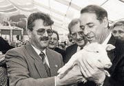 Hans Stettler mit Bundesrat Adolf Ogi und das Glücksschweinchen and der Olma. (Bild: Michel Canonica (13. Oktober 1994))