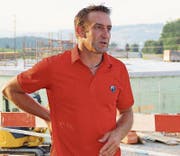 Joachim Harder vor der Baustelle für seine neue Biogasanlage am Ortseingang von Kirchberg. (Bild: PD)