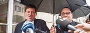 Die Mikrofone der Journalisten funktionierten klaglos: Jan Ullrich vor dem Prozess. (Bild: Thi My Lien Nguyen)
