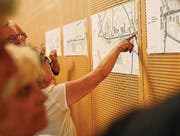 Bei der Besichtigung der Pläne ging man ins Detail. Die Skepsis war nicht zu überhören. (Bild: Fritz Heinze)