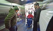 Peyman Mehdiaraghi erklärt Gemeinderat Walter Strupler und SBB-Geschäftsstellenleiter Daniel Baumgartner das neue WC. (Bild: Mario Testa)