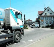 Die Lasten haben dem Belag des Kreisels zugesetzt. Nun soll Beton für Abhilfe sorgen. (Bild: Rita Kohn)