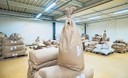 In der Firma Hänseler wurden ab 2000 gut 15 Millionen Franken investiert. Blick in den Kräuter-Lagerraum, den Kessel mit angesetzten Kräutern und in die Ausrüsterei (von links). (Bild: Martina Basista)