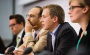 Überparteiliche Allianz: Simon Casutt (GLP), Pascal Gloor (Piratenpartei), SVP-Nationalrat Lukas Reimann und Aline Trede (Grüne). (Bild: ky/Samuel Trümpy)