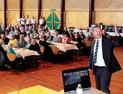Thomas Bucheli, Leiter SRF Meteo, beim Seniorennachmittag der Kantonalbank in Arbon. (Bild: Fritz Bichsel)