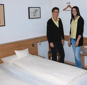 Brigitte Widmer und ihre Tochter Kim in einem Doppelzimmer des Gasthauses Sonne. (Bild: Ruben Schönenberger)