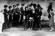 Uraufführung von «Andorra» 1961 im Schauspielhaus Zürich: Andri wird von den «Schwarzen» gefangengenommen und abgeführt. (Bild: akg)