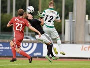 Voller Einsatz: Frauenfelds Goalie Pascal Bretscher wird von Kreuzlingens Simon Affentranger hart angegangen. (Bild: Donato Caspari)