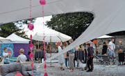 Der Schlosshof war zum Anlass bunt geschmückt und lud zum Verweilen ein. (Bilder: Mengia Albertin)