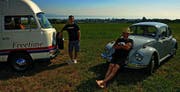 Hampi Leuggers VW-Bus-Modell T2 hat Baujahr 1969 und schon viel erlebt, ebenso wie Hansueli Wattingers Käfer aus dem Jahr 1972. (Bild: Reto Martin)