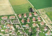 Bauern, die durch Umzonung zu Bauland gekommen sind, sollen doch nicht privilegiert werden. (Bild: Laurent Gillieron/KEY (Etoy, 13. Mai 2013))