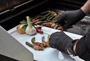Grillmeister Christian Kindl bereitet alles auf dem Grill zu: Lachs ebenso wie Rindsentrecôtes und grünen Spargel. (Bilder: Sebastian Keller)