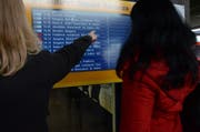 Tandempartner helfen Migranten sich im Alltag zurecht zu finden, wie beispielsweise bei der Benutzung des ÖV. (Bild: Robert Kucera)