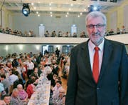 Marcel Schiegg führte zum letzten Mal durch die Generalversammlung der Raiffeisenbank Appenzeller Hinterland. «Unter seiner Führung erlebte die Bank einen grossen Aufschwung», würdigte ihn Verwaltungsratspräsident Markus Joos. (Bild: Roger Fuchs)