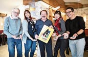 Die Ok-Mitglieder Marco Gabban (Werbung), Caroline Inauen (Kassierin), Pius Hofstetter (Präsident), Karin Venzo (Unterhaltung) und Franco Capelli (Marktchef und Aktuar) mit der Schokolade, die an die Besucher verteilt wird. (Bild: Rita Kohn)