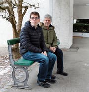Der Schüler und sein Mentor: Vikar Tobias Günter und Pfarrer Damian Brot sitzen auf einer Bank vor der evangelischen Kirche Kurzrickenbach. (Bild: Nicole D’Orazio)