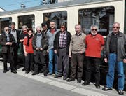 Mitglieder des Vereins vor ihrem neuen Flaggschiff, der A101. (Bild: Elias Eggenberger)