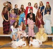 Ein Bild des Ensembles: Schauspieltalente im Alter von zehn bis vierzehn Jahren führen «Cinderella» auf. (Bild: pd)