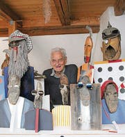 Hans Ulrich Steger (1923–2016) mit einigen seiner Figuren. (Bild: Martin Knoepfel)