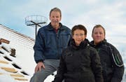 Hans Thomann, Lisbeth Kuhn und Felix Raschle freuen sich über die Installation des Storchennests auf dem Scheunendach. (Bild: Mario Testa)