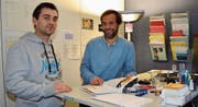 Markus Büchel (rechts), Abteilungsleiter Kompetenzzentrum Jugend der Sozialen Dienste Werdenberg, zusammen mit dem Jugendarbeiter Arsim Hajdarevic. Dieses Jahr feiert der Trägerverein der Werdenberger Gemeinden sein 20-jähriges Bestehen. (Bild: Ralph Dietsche)