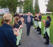 Die Mitarbeiter des Kneipphofs applaudieren Direktor Wim Sprokkereef zu dessen Dienstjubiläum. (Bild: pd)