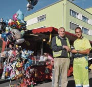 Ernst Klauser (links) übergibt nach 40 Jahren die Leitung des Markts an Werner Looser. (Bilder: Sabine Schmid)