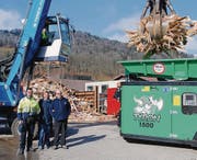 Ernst Hedinger, Sandra und François Schönenberger (von links) vor zwei ihrer neuen Maschinen. (Bild: Ruben Schönenberger)