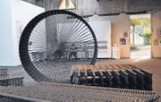 Werkschau Thurgau: Markus Zellers «Zylinder mit dynamischer Statik», Eisen geflochten, in der Kunsthalle Arbon. (Bild: Barbara Fatzer)