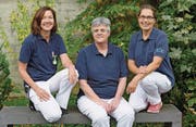 Die Breast Care Nurses Brigitte Wüst, Prisca Allemann und Rahel Weder (von links) betreuen die Patientinnen im Spital Grabs und im Spital Walenstadt. (Bild: Doris Lippuner/SR RWS)