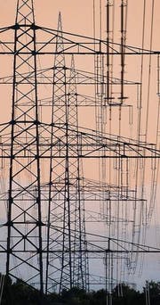 Die heutigen Stromnetze können die Energiewende noch nicht bewältigen. (Archivbild: ky/Martin Ruetschi)
