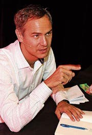 Für jeden, der ein Buch kaufte, hatte Daniele Ganser ein paar Worte übrig. (Bilder: Hans Suter)