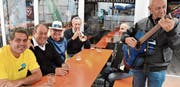 Bauchef René Hitz, Messeleiter Paul Schlegel und «Wiga-Meise» Herbert Bernegger (von links) hatten am Samstagabend viel Grund zur Freude. (Bild: Thomas Schwizer)