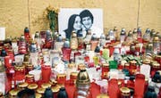 Kerzen erinnern in Bratislava an den ermordeten Journalisten Jan Kuciak und seine Freundin Martina. (Bild: Jakub Kotian/Keystone (27. Februar 2018))